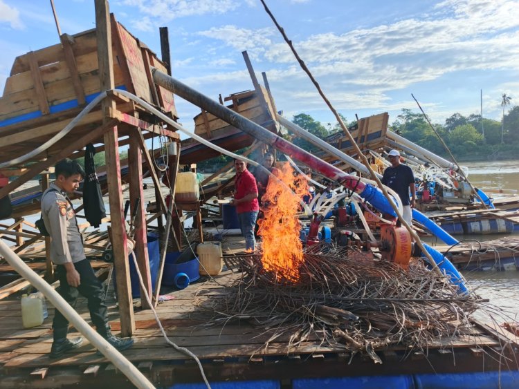 Tindak Tegas Aktivitas PETI, Polsek Cerenti Kembali Musnahkan Tiga Mesin Dompeng  Di Sungai Batang Kuantan