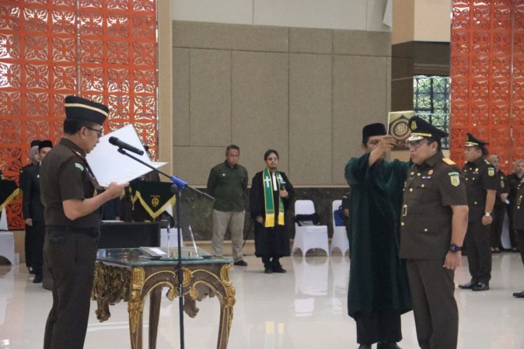 Tekankan Profesionalisme dan Integritas, Kejati Riau Lantik Sejumlah Pejabat Baru Dan 6 Kepala Kejari Baru