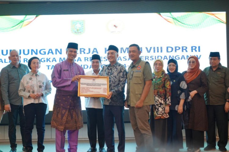 Kunjungan Kerja Ke Provinsi Riau, Komisi VIII DPR RI Serahkan Bantuan Sosial Dan Penanganan Karhutla