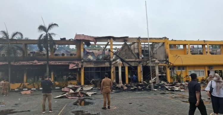 Pelayanan Tatap Muka Dihentikan Sementara, Kadisnakertrans Riau Tinjau Kantor Yang Hangus Terbakar