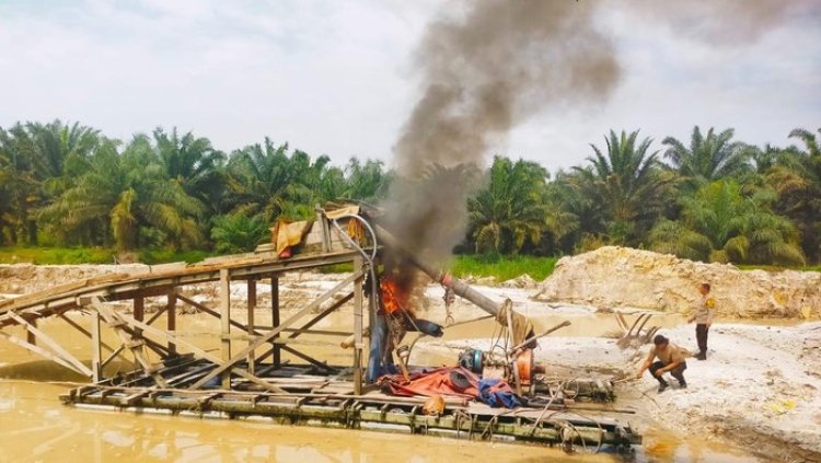 Berantas Aktivitas PETI Di Desa Pintu Gobang Kari, Polsek Kuantan Tengah Musnahkan 9 Mesin Rakit Dompeng