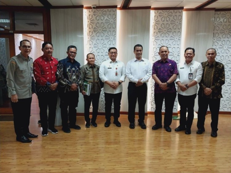 Kunjungi Provinsi Riau, Menteri Pertanian Targetkan 43 Ribu Hektar Kebun Kelapa Direplanting Tahun 2025