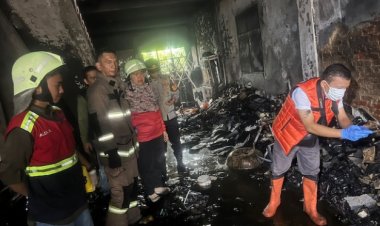 Kebakaran Hebat Melanda Sebuah Ruko Di Pekanbaru, Satu Keluarga Ditemukan Tewas Terbakar