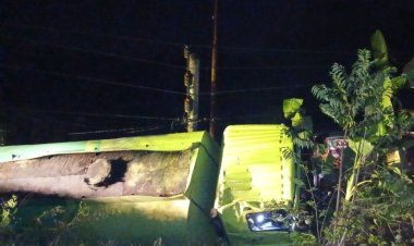 Truk Tangki CPO Tabrak Tiang Listrik Desa Lebuh Lurus, Kecamatan Inuman Kuansing Gelap Gulita