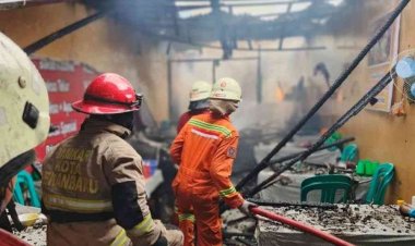Kerugian Mencapai Rp1,2 Miliar, Sijago Merah Menghanguskan Ruko 5 Pintu Di Pekanbaru