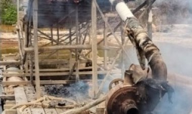 Cegah Kerusakan Lingkungan, Polsek Cerenti Bakar Rakit PETI Di Area PT Agrinas Nusantara