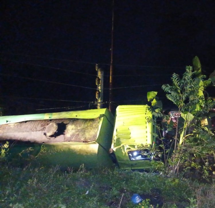 Truk Tangki CPO Tabrak Tiang Listrik Desa Lebuh Lurus, Kecamatan Inuman Kuansing Gelap Gulita