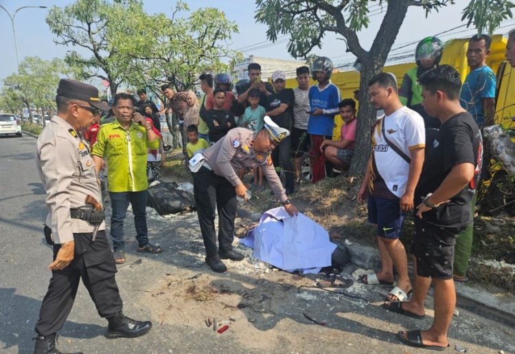 Hantam Motor Dan Mobil Di Jalan HR Soebrantas, Rem Blong Truck Hino Tewaskan 1 Orang Pedagang