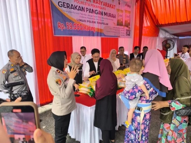 Baru Dibuka 2 Jam, 3 Ton Beras Pasar Murah Polsek Senapelan Pekanbaru Ludes Diserbu Masyarakat