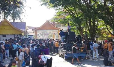 Tolak Relokasi Dari TNTN, Ratusan Massa Gelar Unjuk Rasa Di Kantor DPRD Riau