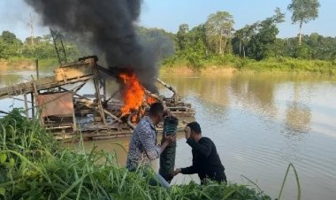 Jaga Kelestarian Lingkungan Desa Pantai, Polsek Kuantan Mudik Musnahkan Dua Rakit PETI