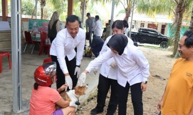 Cegah Rabies, Dinas Perkebunan Kolaborasi Bersama Polres Pelalawan Lakukan Vaksinasi 157 Anjing Dan Kucing