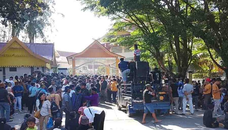 Tolak Relokasi Dari TNTN, Ratusan Massa Gelar Unjuk Rasa Di Kantor DPRD Riau