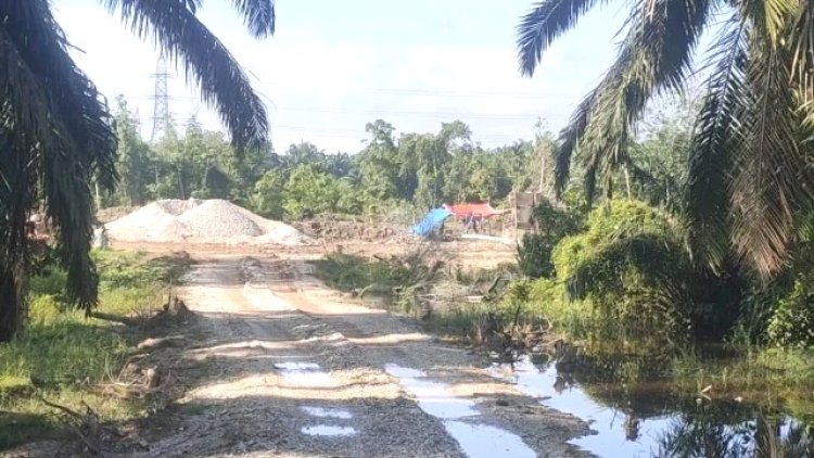 Meski Sudah Disegel Polisi, Aktivitas Galian C Di Kampar Tetap Beroperasi