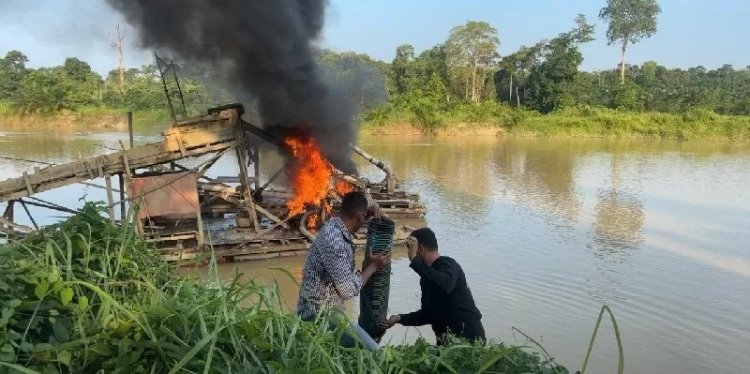 Jaga Kelestarian Lingkungan Desa Pantai, Polsek Kuantan Mudik Musnahkan Dua Rakit PETI