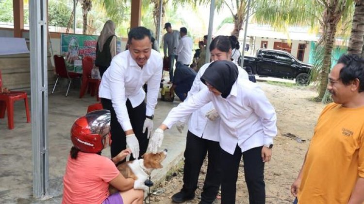 Cegah Rabies, Dinas Perkebunan Kolaborasi Bersama Polres Pelalawan Lakukan Vaksinasi 157 Anjing Dan Kucing