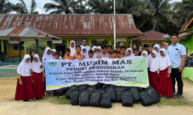 Peduli Dengan Dunia Pendidikan, PT Musim Mas Bantu Peralatan 480 Siswa SD Di Pelalawan