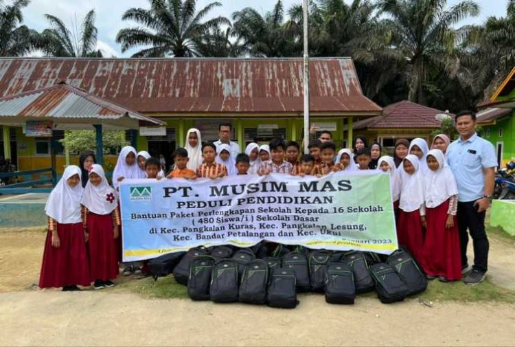 Peduli Dengan Dunia Pendidikan, PT Musim Mas Bantu Peralatan 480 Siswa SD Di Pelalawan