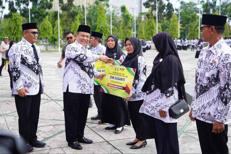 Peringatan Hari Guru Nasional, Pemprov Riau Umrahkan Tiga Guru Teladan Wilayah 3T