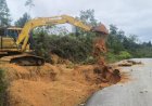 Ruas Jalan Provinsi Ujung Batu–Rokan Batas Pasaman Longsor, PUPR Riau Gerak Cepat Turunkan Alat Berat