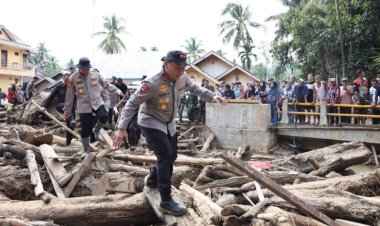 Promotor Gerakan Kemanusiaan Sumatera, Kapolda Riau Antarkan Bantuan Hingga Posko Terjauh Korban Bencana