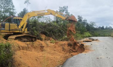 Ruas Jalan Provinsi Ujung Batu–Rokan Batas Pasaman Longsor, PUPR Riau Gerak Cepat Turunkan Alat Berat