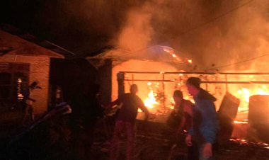 Kerugian Capai Ratusan Juta, Kebakaran Hebat Hanguskan 3 Rumah Petak Di Mandau