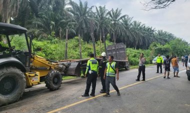 Lalu Lintas Lumpuh 3 Jam, Truk Bermuatan Kayu Akasia Terbalik Di Jalintim Pelalawan