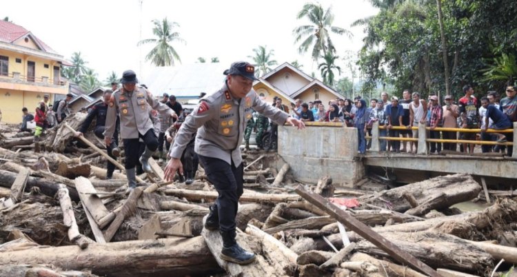 Promotor Gerakan Kemanusiaan Sumatera, Kapolda Riau Antarkan Bantuan Hingga Posko Terjauh Korban Bencana