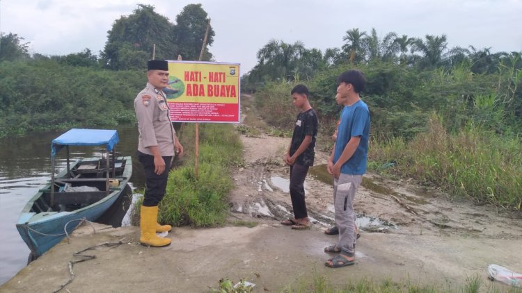 Antisipasi Konflik Dengan Buaya, Polres Rohil Perluas Area Pemasangan Spanduk Peringatan Di Sungai Rokan