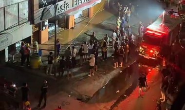 Tengah Malam, Sijago Merah Hanguskan Toko Lampu Asia Elektrikal Di Pekanbaru