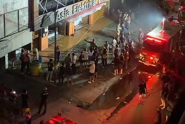 Tengah Malam, Sijago Merah Hanguskan Toko Lampu Asia Elektrikal Di Pekanbaru