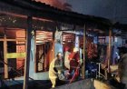 Api Mengamuk Di Bambu Kuning Pekanbaru, Empat Rumah Petak Hangus Terbakar