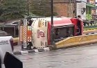 Diduga Sopir Mengantuk, Truk Tangki Terbalik Di Flyover Sudirman Pekanbaru