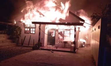 Api Diduga Berasal dari Dapur Kafe, Si Jago Merah Hanguskan Dua Bangunan Di Tembilahan