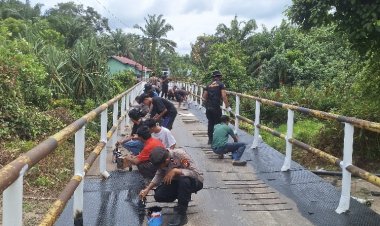 Percepat Renovasi Jembatan Sungai Penyengat, Sinergi Polri Dan Warga Koto Gasib Masuki Hari Keempat