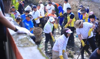 Jalankan Intruksi Presiden, Pemprov Riau Dan Pemko Pekanbaru Gotong Royong Bersihkan Drainase