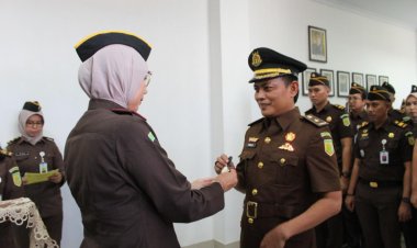 Tindak Lanjut SK Kejagung RI, Kajari Inhu Resmi Melantik Doli Novaisal Sebagai Kasi Pidum Baru
