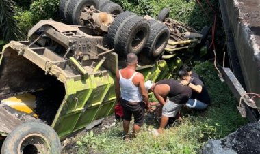 Truk Tronton Muatan Batu Bara Terbalik Di Kuansing, Supir Tak Lagi Bernyawa Terhimpit Kabin