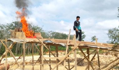 Berantas PETI Di Tombang, Polsek Pangean Musnahkan Lima Rakit Tanpa Pelaku
