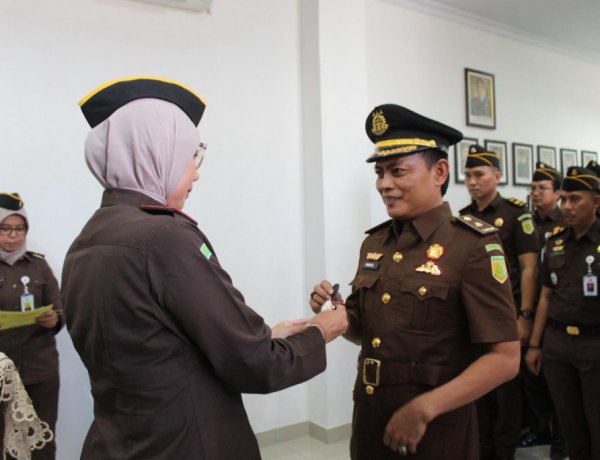 Tindak Lanjut SK Kejagung RI, Kajari Inhu Resmi Melantik Doli Novaisal Sebagai Kasi Pidum Baru