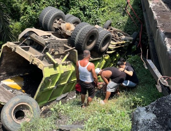 Truk Tronton Muatan Batu Bara Terbalik Di Kuansing, Supir Tak Lagi Bernyawa Terhimpit Kabin