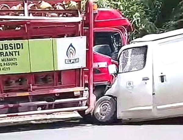 Kecelakaan Adu Kambing Terjadi Di Km 62 Jalintim Pelalawan, Dua Orang Dilarikan Ke RS Amalia