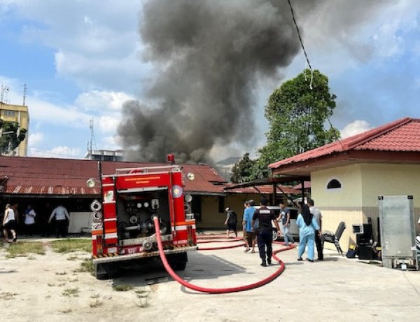 Asrama Polisi Pekanbaru Alami Kebakaran Hebat, Si Jago Merah Hanguskan 2 Rumah Dan 10 Kendaraan