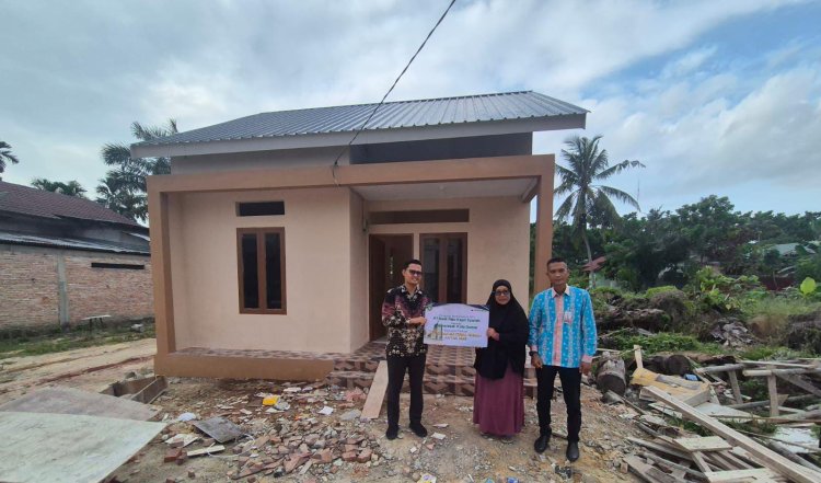 Dedikasi Kemanusiaan Berbuah Manis, Lansia Dumai Terima Rumah Layak Huni Dari CSR BRK Syariah