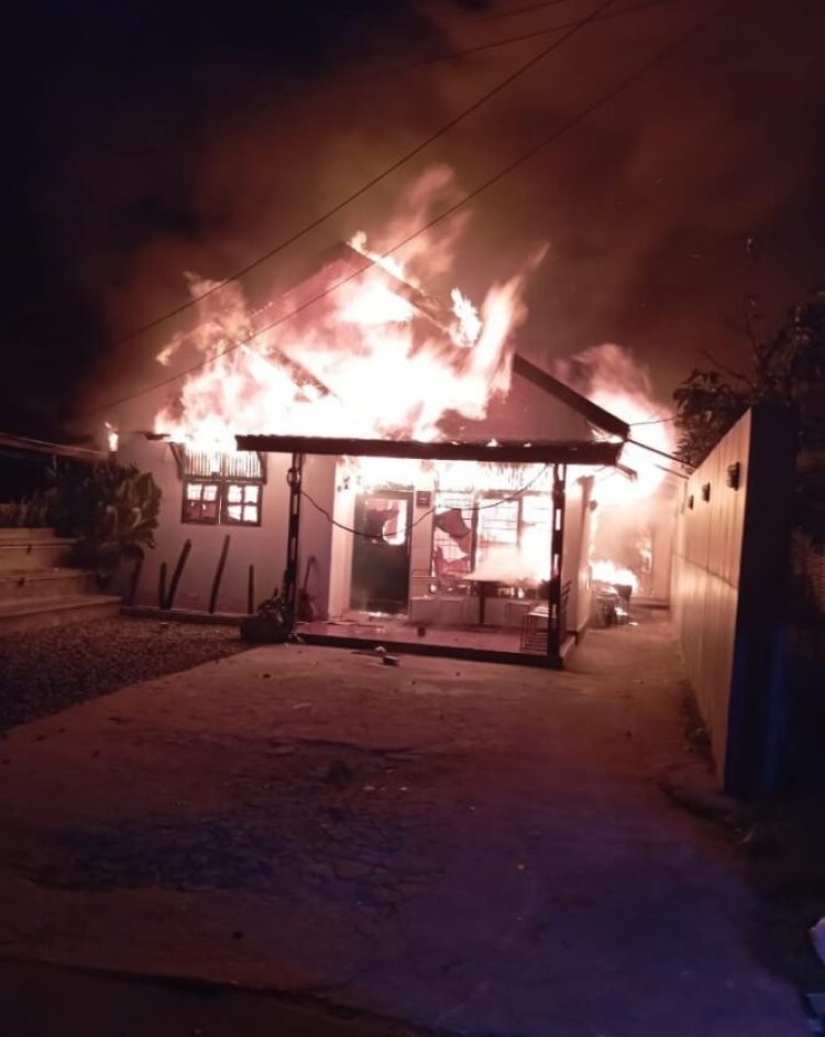 Api Diduga Berasal dari Dapur Kafe, Si Jago Merah Hanguskan Dua Bangunan Di Tembilahan