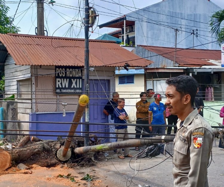 Respons Operator Terlalu Lambat Terhadap Tiang Fiber Optik Tumbang, Pemko Pekanbaru Turun Tangan Lakukan Evakuasi