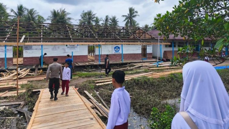 Perkuat Infrastruktur Di Kuala Indragiri, Polda Riau Bangun Jembatan Dan Renovasi SDN 020 Sapat
