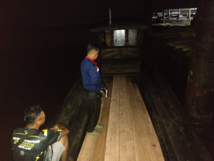 Patroli Di Perairan Sungai Apit, Polres Siak Amankan Kapal Pompong Bermuatan 84 Keping Kayu Ilegal