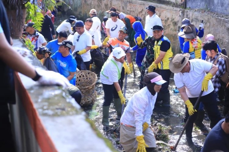 Jalankan Intruksi Presiden, Pemprov Riau Dan Pemko Pekanbaru Gotong Royong Bersihkan Drainase